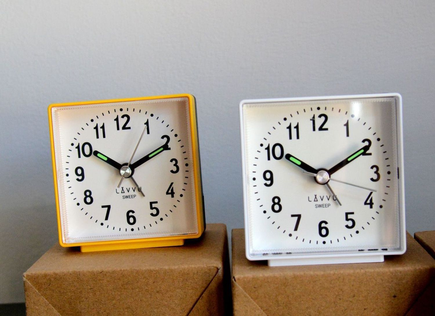 Budzik na baterię klasyczny cichy mechanizm LAVVU LAS3016, Zdarza ci się zaspać Zaradź temu za pomocą jednego z naszych budzików. Budzik od LAVVU z wyjątkowo długą gwarancją jest wyposażony w mechanizm SWEEP, d.jpg