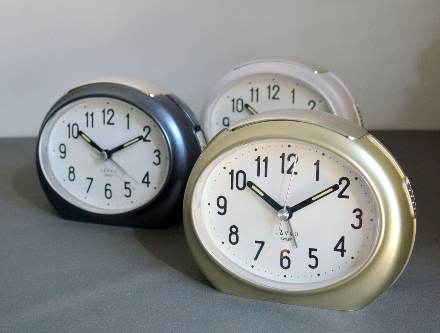 Budzik LAVVU czarny SWEEP LAS3051, Zdarza ci się zaspać Zaradź temu za pomocą jednego z naszych budzików. Budzik od LAVVU z wyjątkowo długą gwarancją jest wyposażony w mechanizm SWEEP, dzięki któremu sekundnik.jpg
