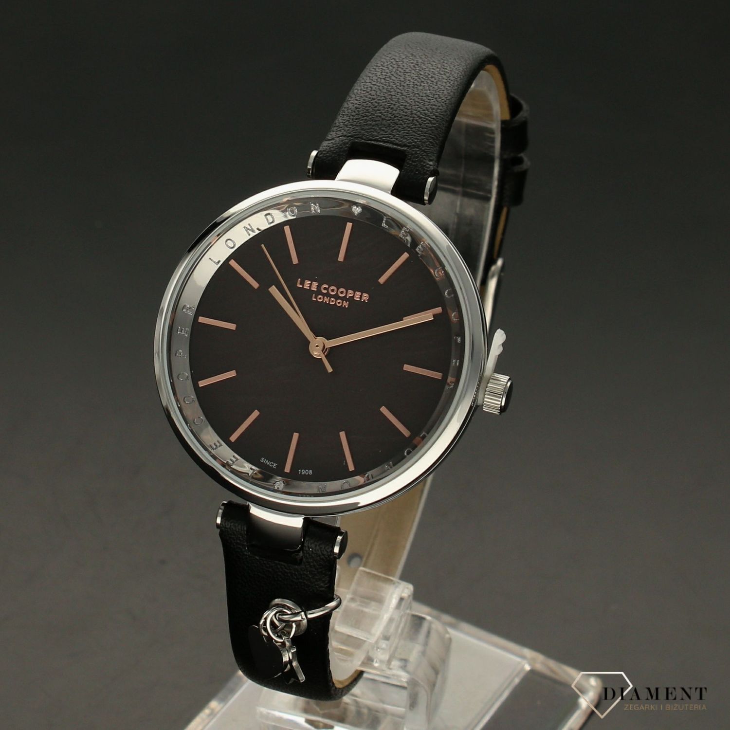 Zegarek damski Lee Cooper 18 SPRING LC07020.351 na czarnym pasku z ciemną tarczą. Dodatkowy charms (1).jpg
