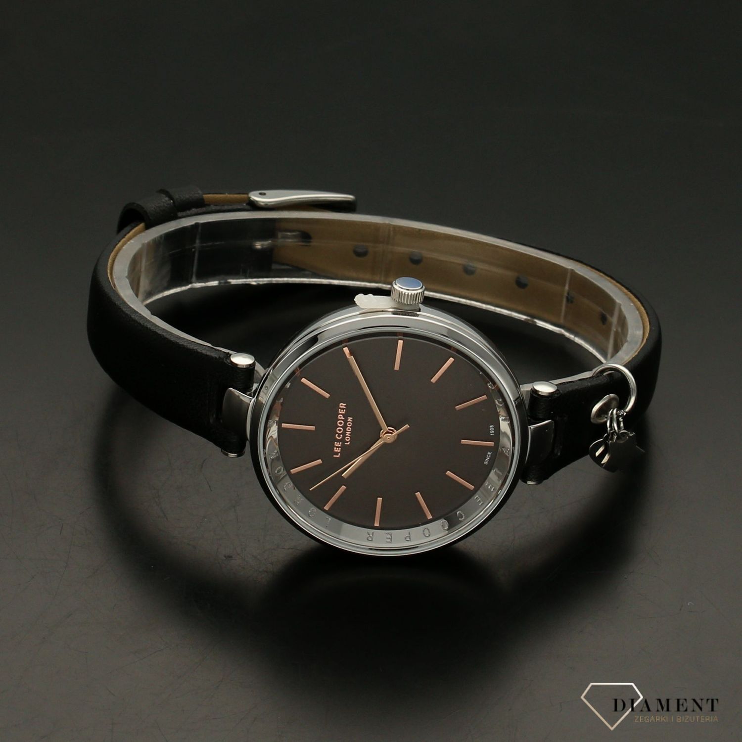 Zegarek damski Lee Cooper 18 SPRING LC07020.351 na czarnym pasku z ciemną tarczą. Dodatkowy charms (1).jpg