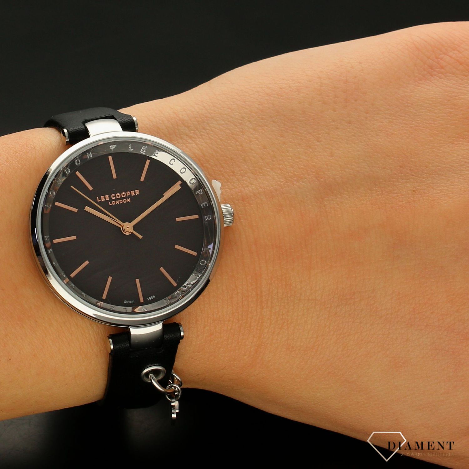 Zegarek damski Lee Cooper 18 SPRING LC07020.351 na czarnym pasku z ciemną tarczą. Dodatkowy charms (1).jpg