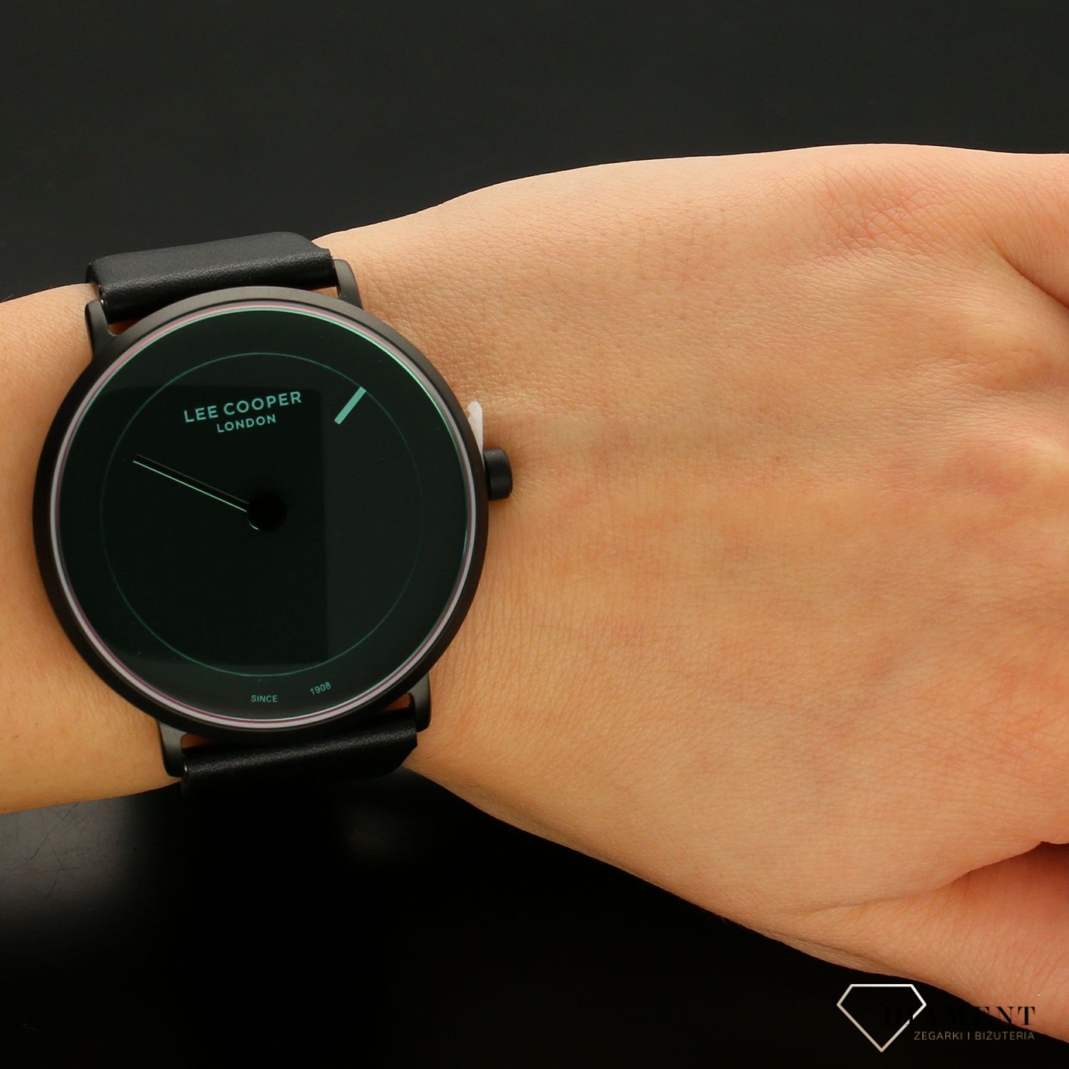 Zegarek męski Lee Cooper z kolorowym szkłem LC07088.651 w którym zastosowano czarną kopertę i pasek w tym samym kolorze. Zegarek będzie idealnym prezentem dla kobiety a pamiątkowy grawer za 0zł będzie piękn (1).jpg