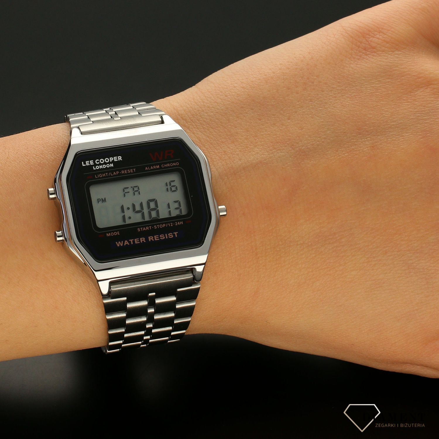 Damski zegarek Lee Cooper LC07192.350. Zegarek damski elektroniczny Lee Cooper z prostokątną kopertą oraz biżuteryjną bransoletą. Zegarek będzie idealnym prezentem dla kobiety a pamiątkowy grawer za 0zł będzie piękną.jpg