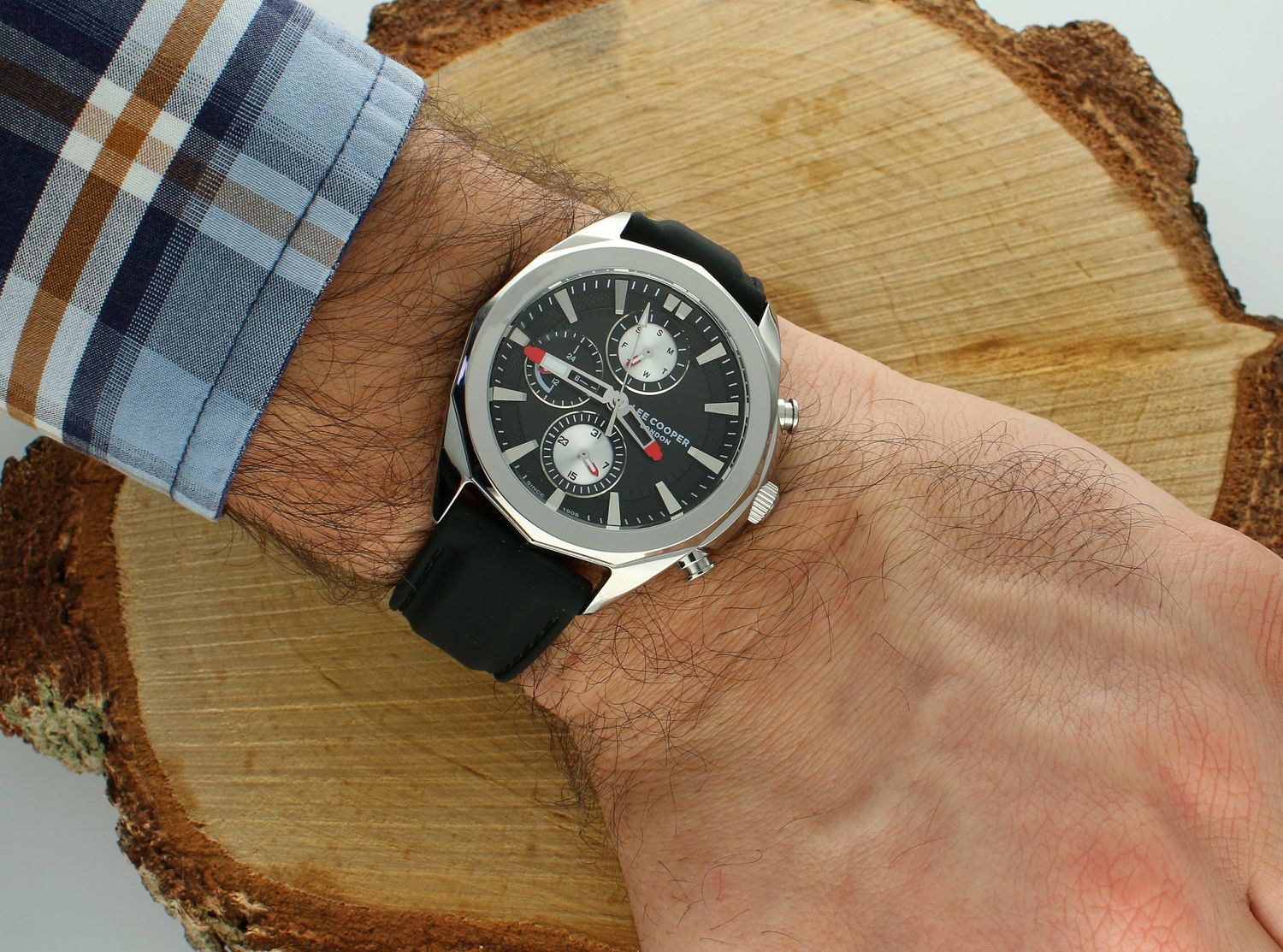 Zegarek męski na pasku Lee Cooper LC07990.351.  Zegarek męski w czarnej kolorystyce to idealna propozycja dla zdecydowanych mężczyzn. Niecodzienna tarcza stanowi podstawę sportowego charakteru tego modelu.1.webp