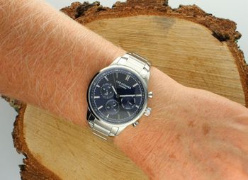 Zegarek męski na srebrnej bransolecie  Lee Cooper LC07998.390. Zegarek męski w srebrnej kolorystyce z granatową tarczą to idealna propozycja dla zdecydowanych mężczyzn. 3.jpg