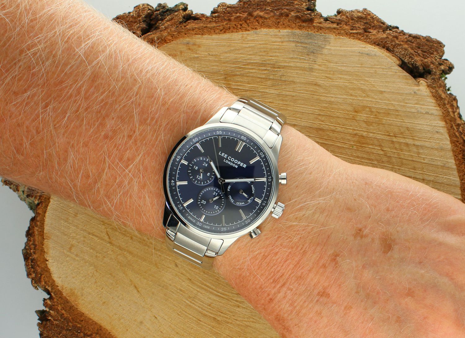 Zegarek męski na srebrnej bransolecie  Lee Cooper LC07998.390. Zegarek męski w srebrnej kolorystyce z granatową tarczą to idealna propozycja dla zdecydowanych mężczyzn. 1.jpg