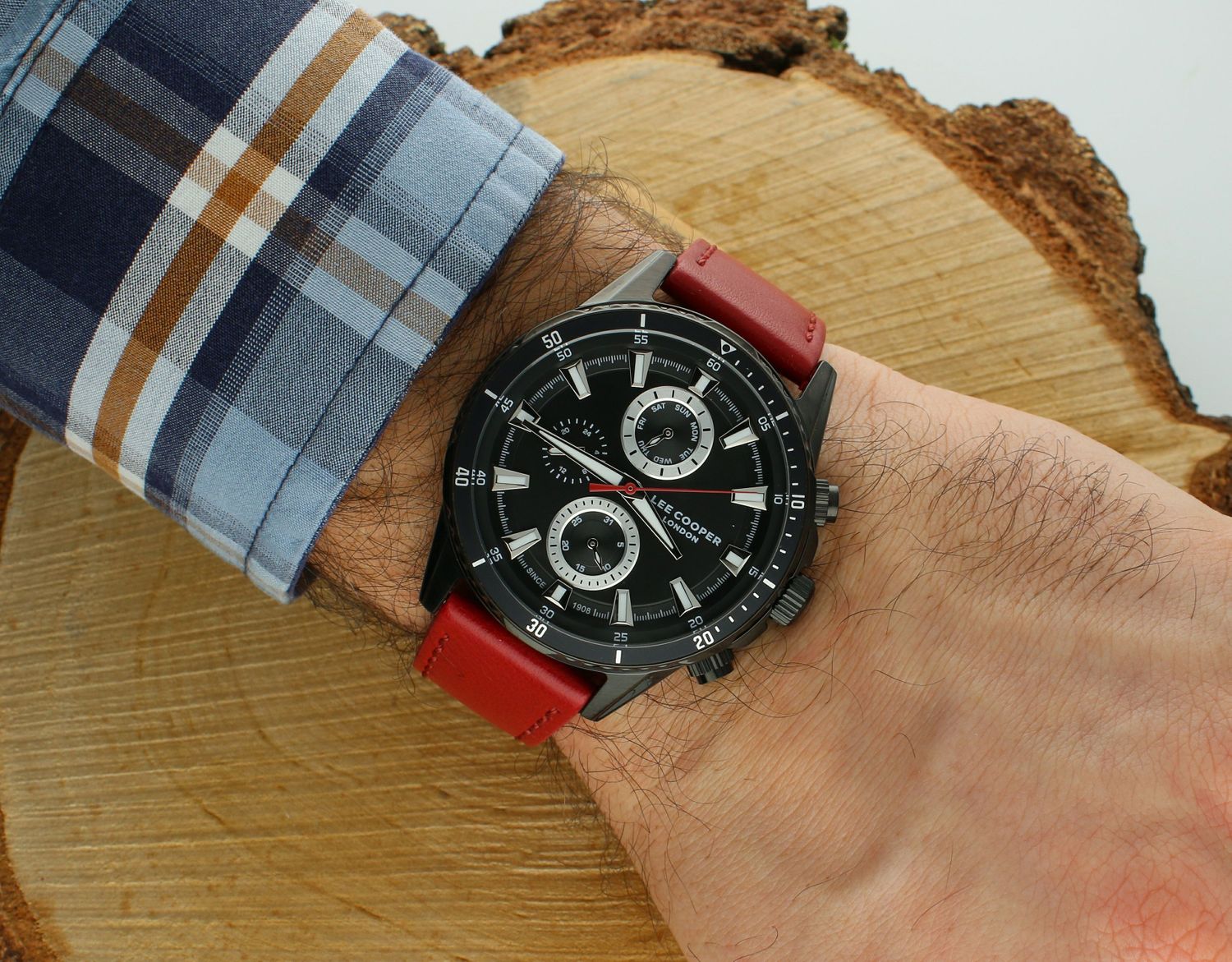 Zegarek Męski Lee Cooper LC08004.658 . Zegarek męski w czarnej kolorystyce to idealna propozycja dla zdecydowanych mężczyzn. Niecodzienna tarcza stanowi podstawę sportowego charakteru  tego modelu.11.jpg