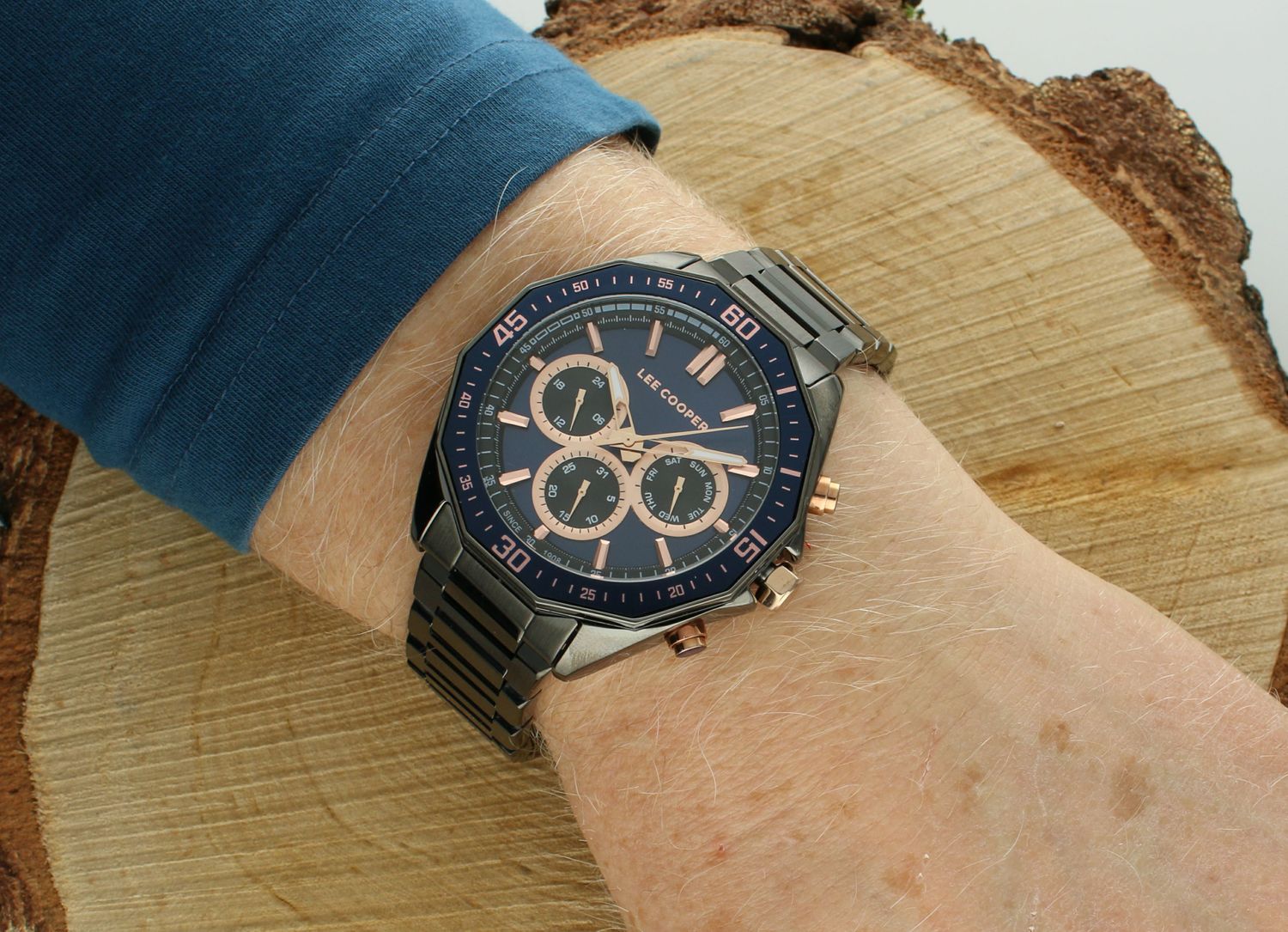 Zegarek LEE COOPER LC08021.090 Masywny zegarek męski w ciemnej kolorystyce to idealna propozycja dla zdecydowanych mężczyzn. Niecodzienna tarcza stanowi podstawę 1.jpg