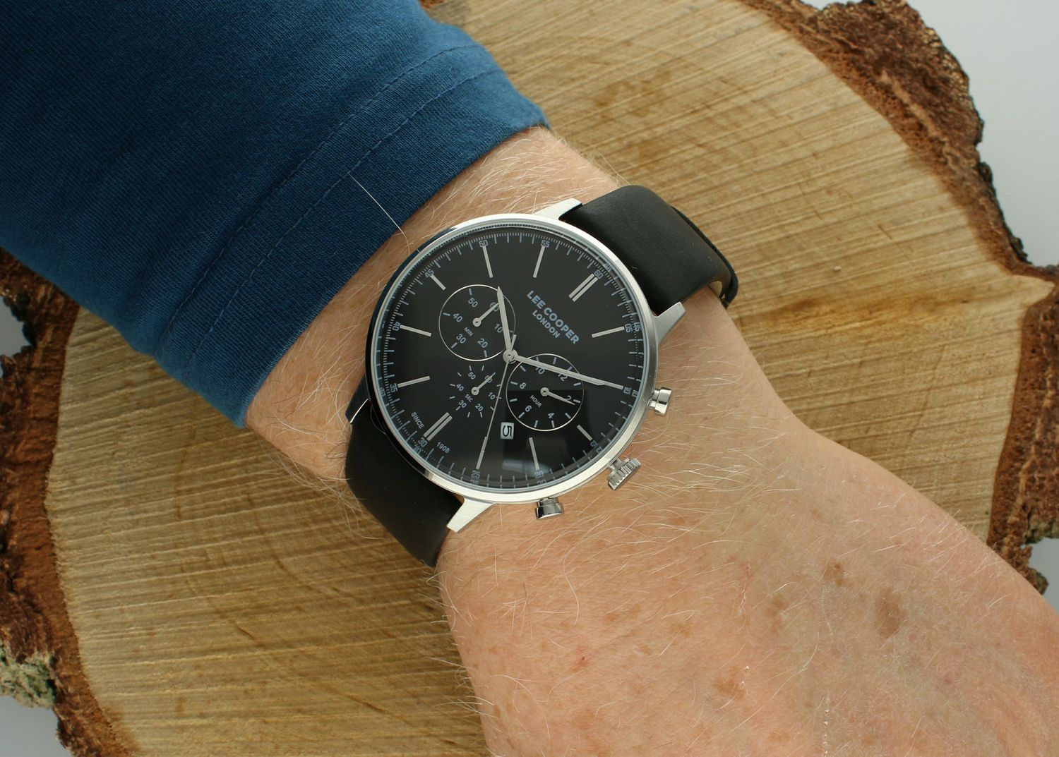 Zegarek LEE COOPER LC08043.351  Zegarek męski w czarnej kolorystyce to idealna propozycja dla zdecydowanych mężczyzn. Niecodzienna tarcza stanowi podstawę sportowego charakteru1.jpg