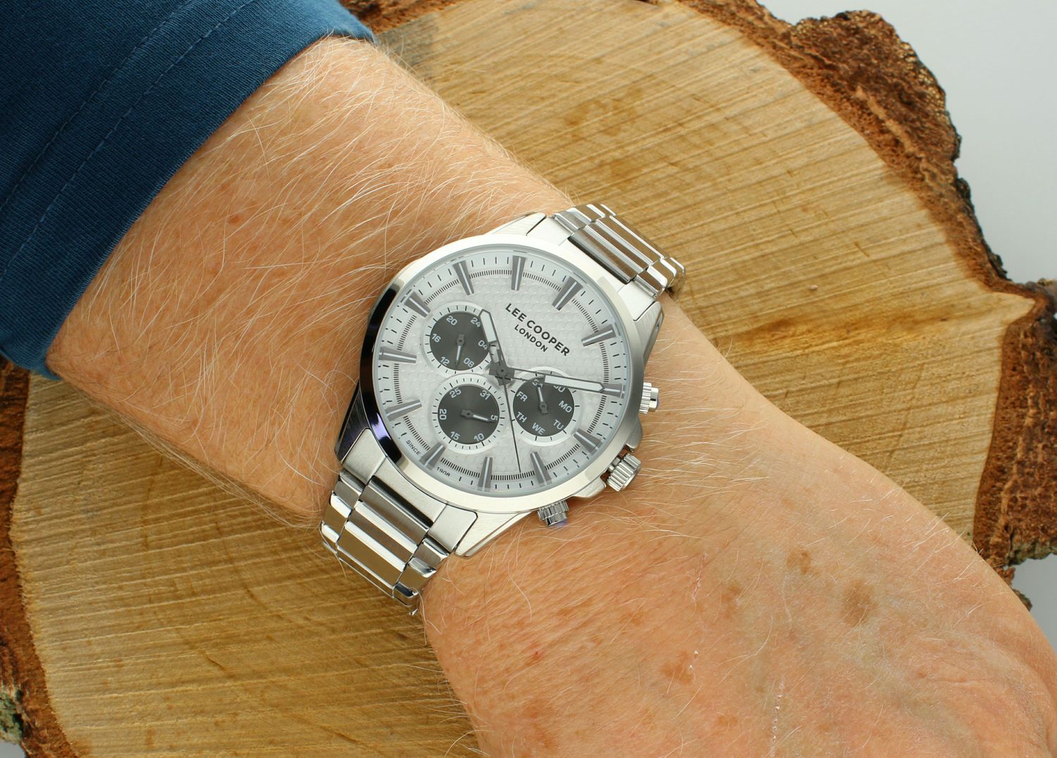 Zegarek LEE COOPER LC08049.360 Zegarek męski w srebrnej kolorystyce to idealna propozycja dla zdecydowanych mężczyzn. Niecodzienna tarcza stanowi podstawę sportowego 1.jpg