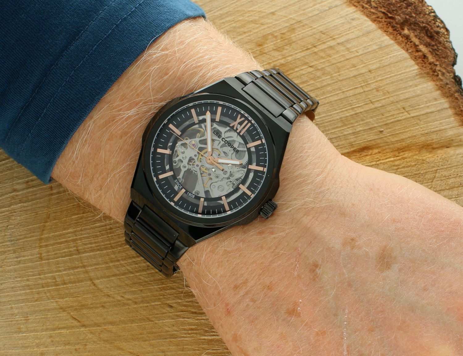 Zegarek LEE COOPER LC08051.650 Zegarek męski w złoto srebrnej kolorystyce to idealna propozycja dla zdecydowanych mężczyzn. Niezwykłą cechą tego modelu jest cyferblat typu11.jpg