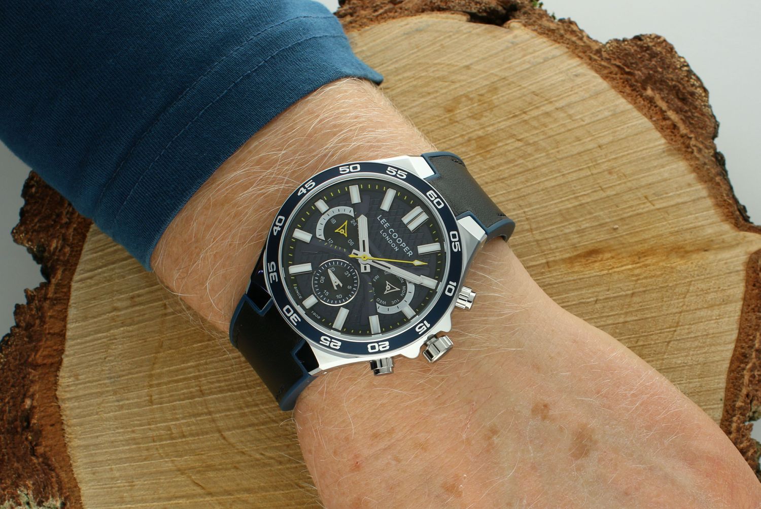 Zegarek LEE COOPER LC08066.399 Zegarek męski w czarnej kolorystyce to idealna propozycja dla zdecydowanych mężczyzn. Niecodzienna tarcza stanowi podstawę sportowego charakteru  tego modelu.1.jpg