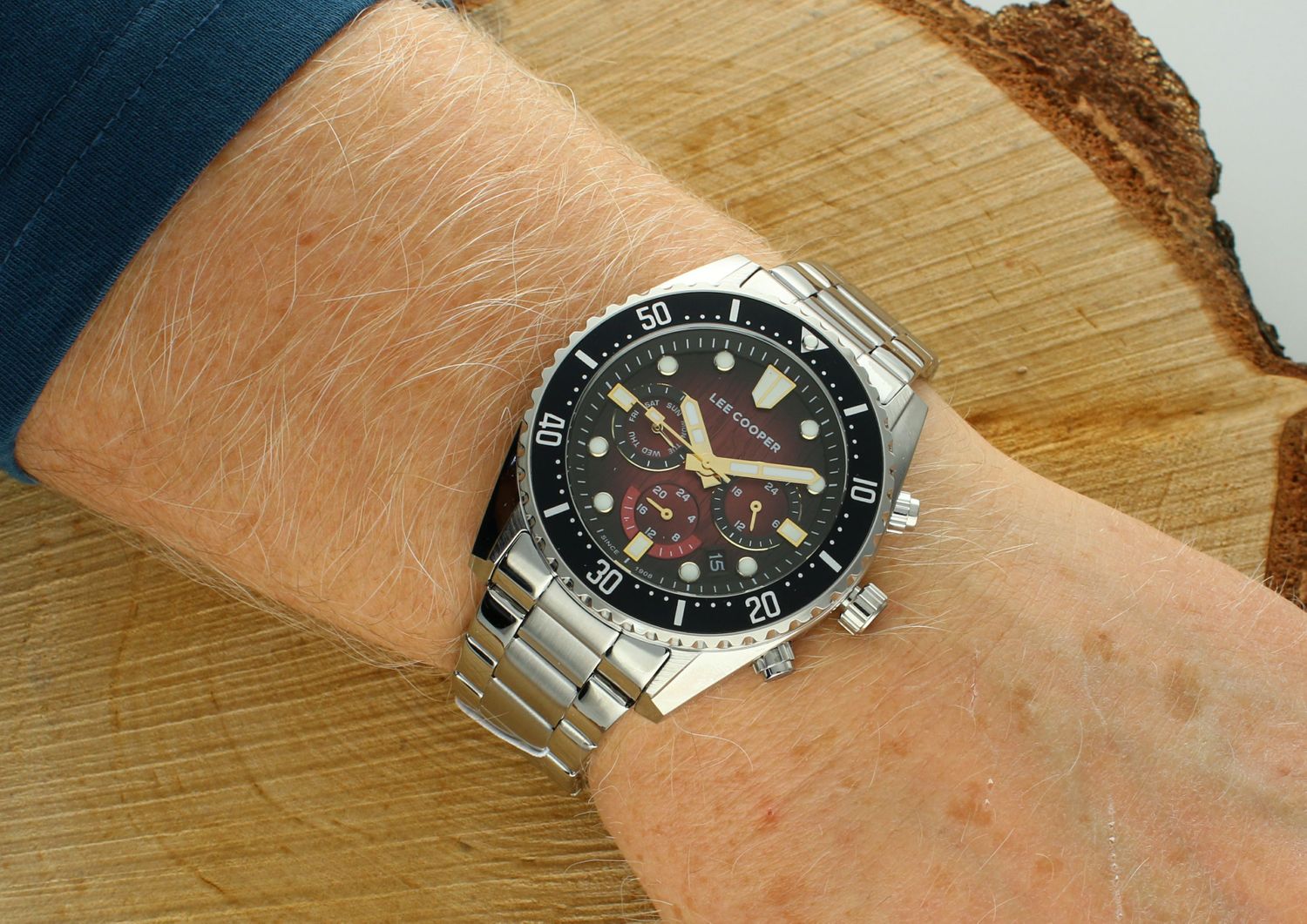 Zegarek LEE COOPER LC08101.380 Zegarek męski w srebrnej kolorystyce to idealna propozycja dla zdecydowanych mężczyzn. Niecodzienna tarcza stanowi podstawę sportowego 1.jpg