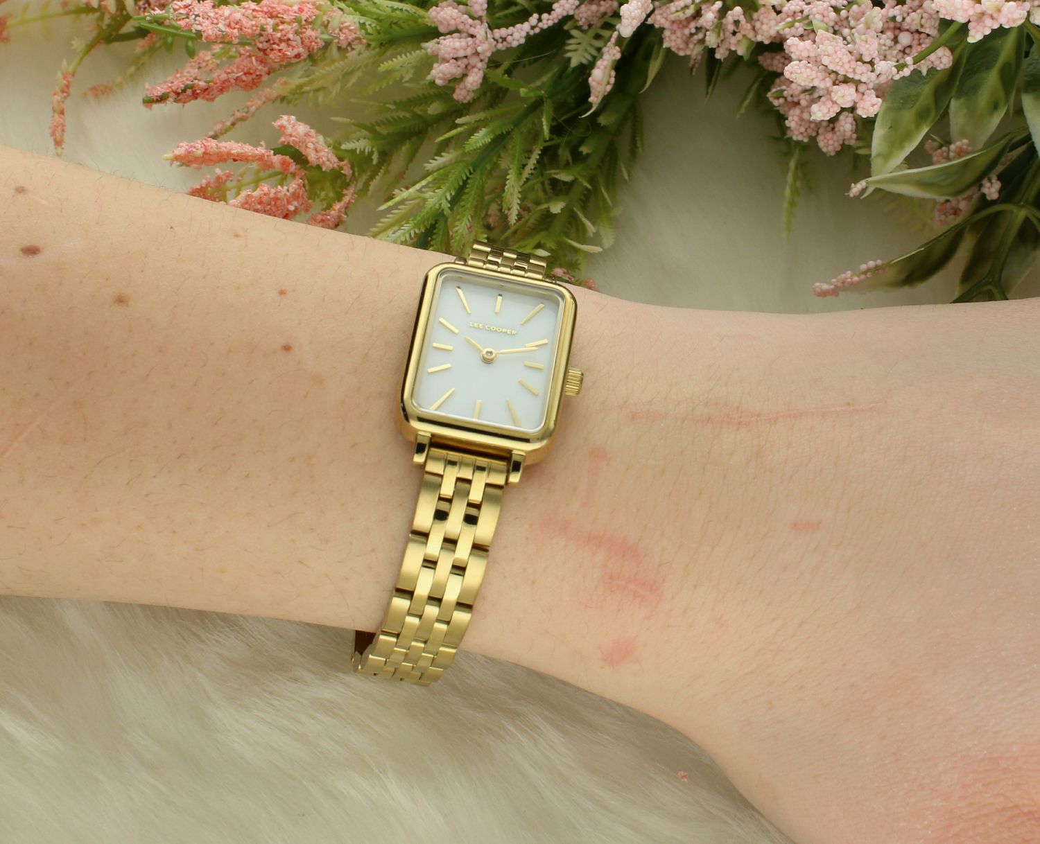 Zegarek damski na złotej bransolecie Lee Cooper LC08121.120 G.png