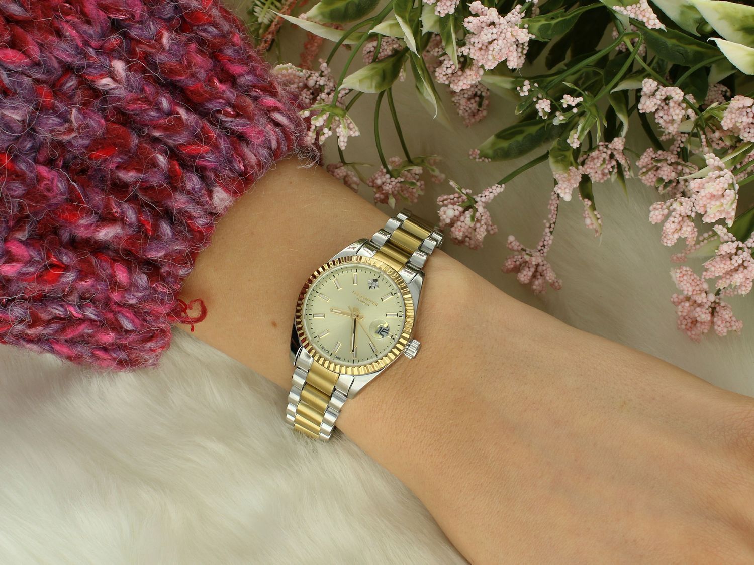 Zegarek damski na złotej bransolecie Lee Cooper LC08126.210  to elegancki zegarek✓ Zegarki Lee Cooper✓ Modny zegarek✓ Autoryzowany sklep✓ Kurier Gratis 24h✓ Gwarancja najniższej ceny✓Pomysł na prezent 🎁  1.webp