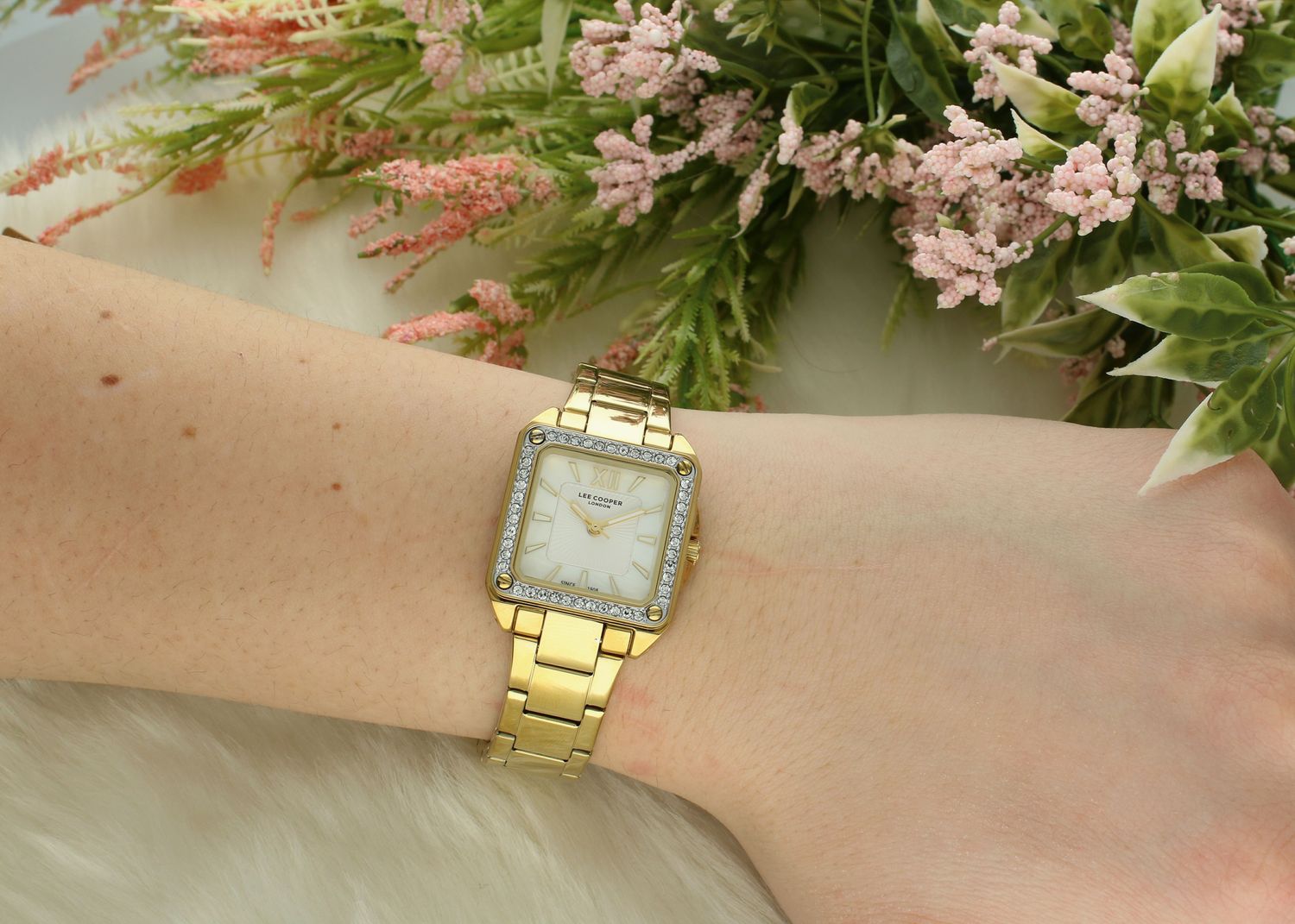 Zegarek damski na bransolecie z białymi cyrkoniami Lee Cooper LC08127.120 GOLD.png