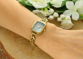 Złoty zegarek damski Lee Cooper LC08130.150 z czarną tarczą i stalową bransoletą. Stylowy, modny i elegancki. Idealny na każdą okazję! (2).jpg