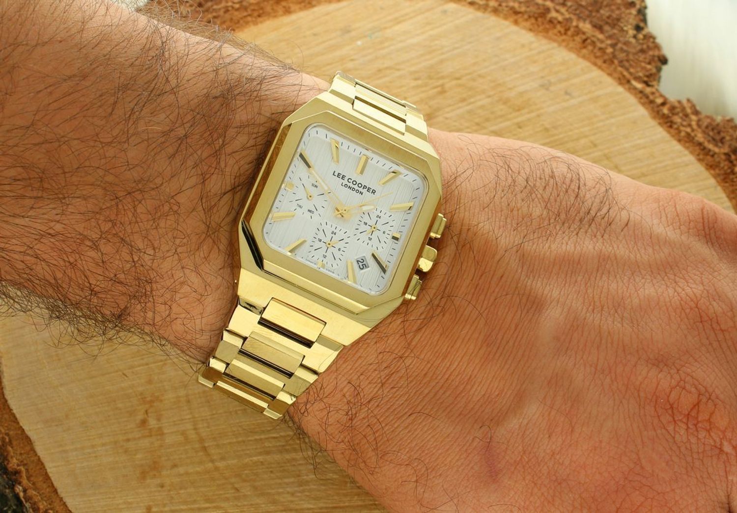 Lee Cooper LC08143.130 – elegancki zegarek męski w złotym kolorze z kwadratową kopertą, srebrną tarczą i mechanizmem kwarcowym JP25. Wodoszczelność 50M. Styl fashion. Kup online!1.webp