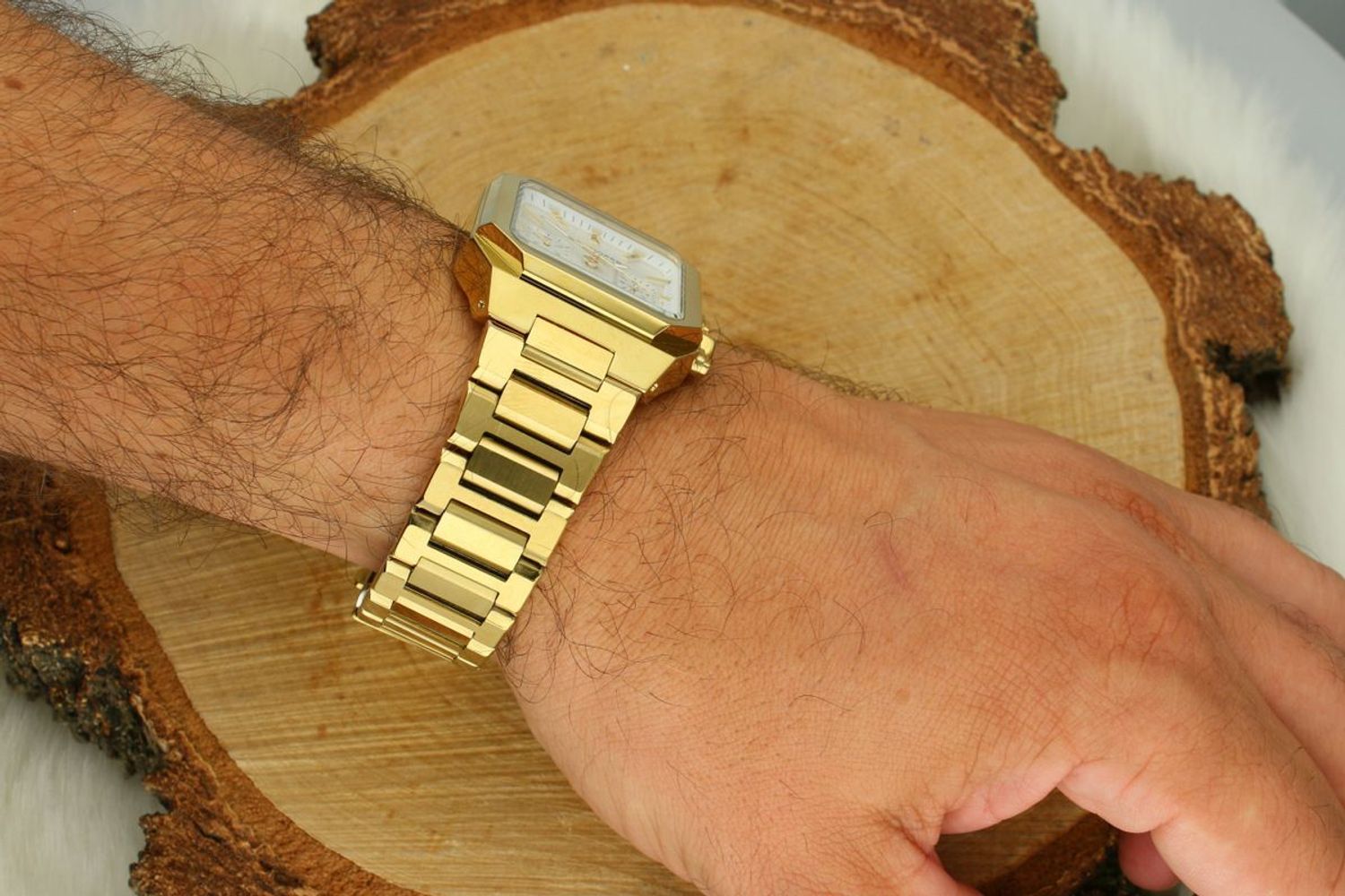 Lee Cooper LC08143.130 – elegancki zegarek męski w złotym kolorze z kwadratową kopertą, srebrną tarczą i mechanizmem kwarcowym JP25. Wodoszczelność 50M. Styl fashion. Kup online!1.webp