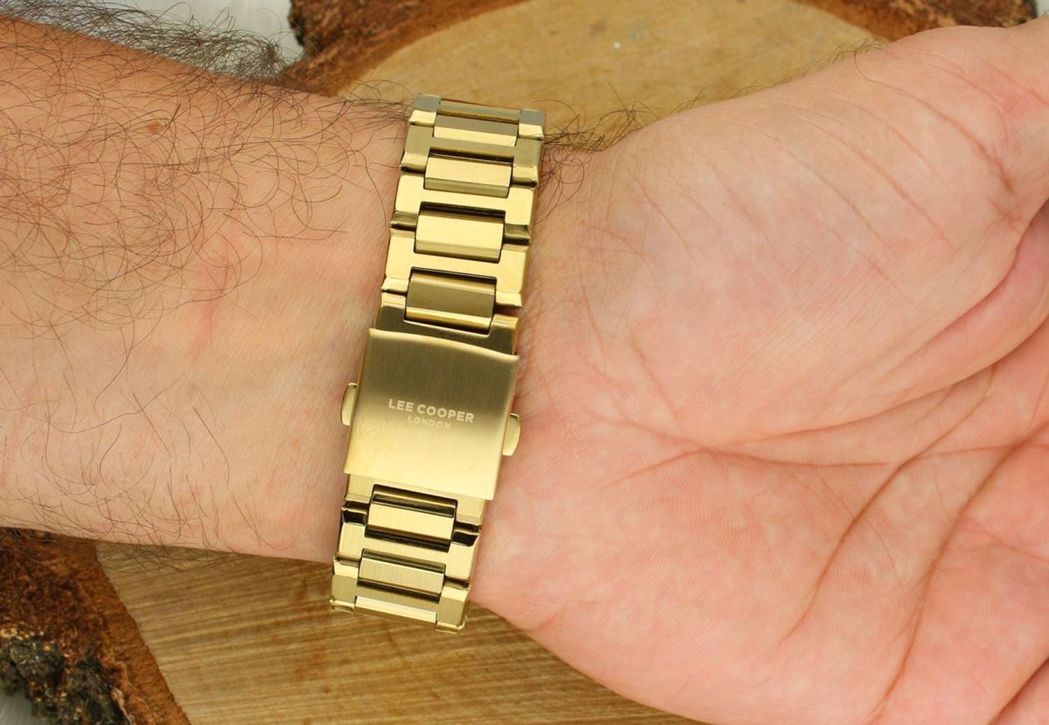 Lee Cooper LC08143.130 – elegancki zegarek męski w złotym kolorze z kwadratową kopertą, srebrną tarczą i mechanizmem kwarcowym JP25. Wodoszczelność 50M. Styl fashion. Kup online!1.webp