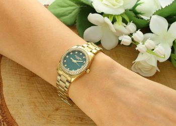 Odkryj zegarek Lee Cooper LC08155.170 – elegancki model damski z zieloną tarczą i złotą bransoletą. Styl fashion, kolekcja Spring 25. Idealny dodatek na wiosnę! (2).jpg