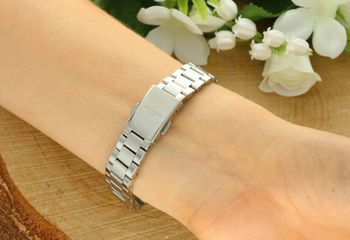 Poznaj zegarek Lee Cooper LC08155.320 – srebrny model damski z perłową tarczą. Styl fashion, kolekcja Spring 25. Idealny wybór dla eleganckich kobiet! (1).jpg