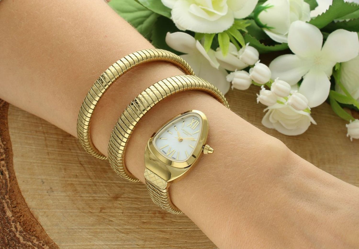 Zegarek damski Lee Cooper LC08173.120 – perłowa tarcza, złota bransoleta  Kolekcja Spring 25 (2).jpg