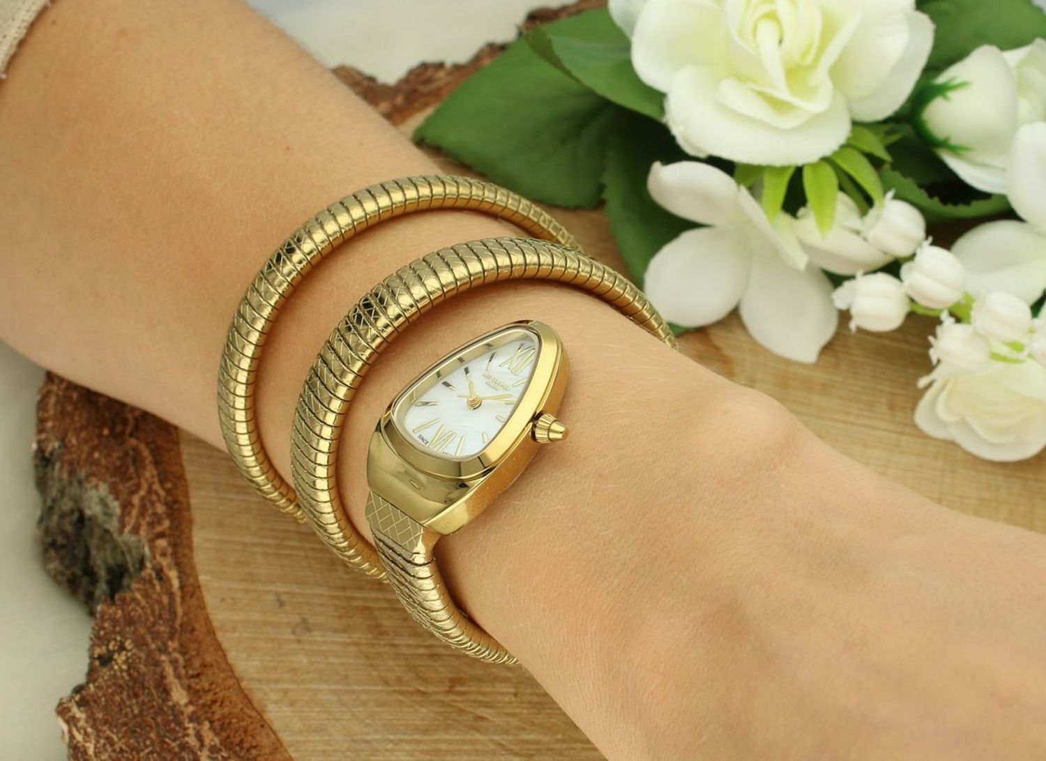 Zegarek damski Lee Cooper LC08173.120 – perłowa tarcza, złota bransoleta  Kolekcja Spring 25 (2).jpg