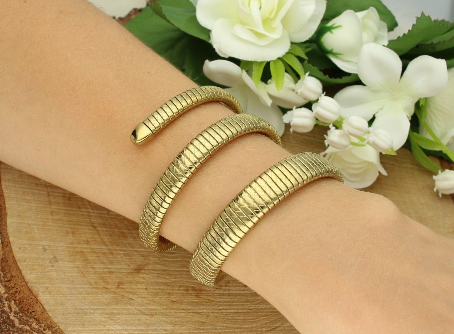 Zegarek damski Lee Cooper LC08173.120 – perłowa tarcza, złota bransoleta  Kolekcja Spring 25 (2).jpg