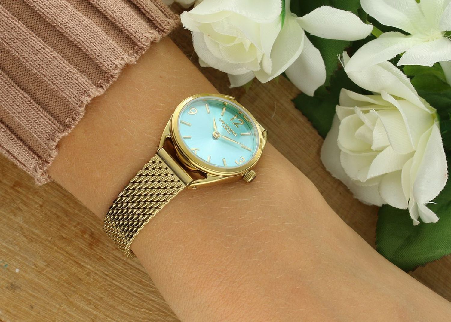 Stylowy zegarek damski Lee Cooper LC08207.100 z kolekcji Summer 25. Złota bransoleta mesh, okrągła koperta i kontrastowa niebieska tarcza. Elegancja i nowoczesność w jednym!1.webp