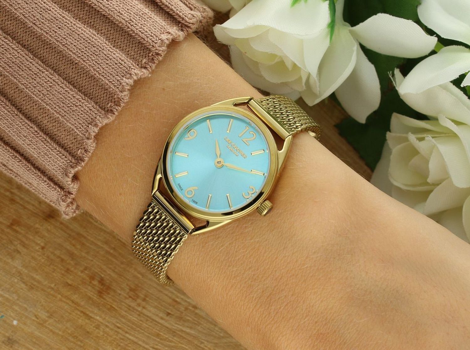 Stylowy zegarek damski Lee Cooper LC08207.100 z kolekcji Summer 25. Złota bransoleta mesh, okrągła koperta i kontrastowa niebieska tarcza. Elegancja i nowoczesność w jednym!1.webp