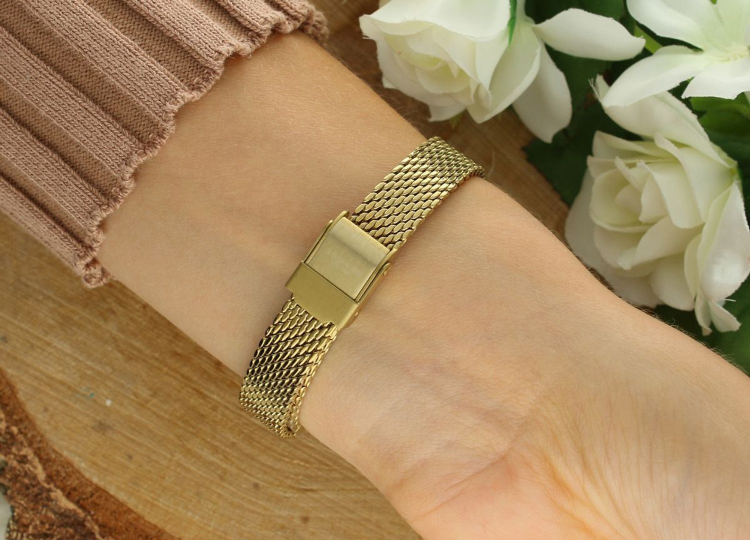 Stylowy zegarek damski Lee Cooper LC08207.100 z kolekcji Summer 25. Złota bransoleta mesh, okrągła koperta i kontrastowa niebieska tarcza. Elegancja i nowoczesność w jednym!1.webp