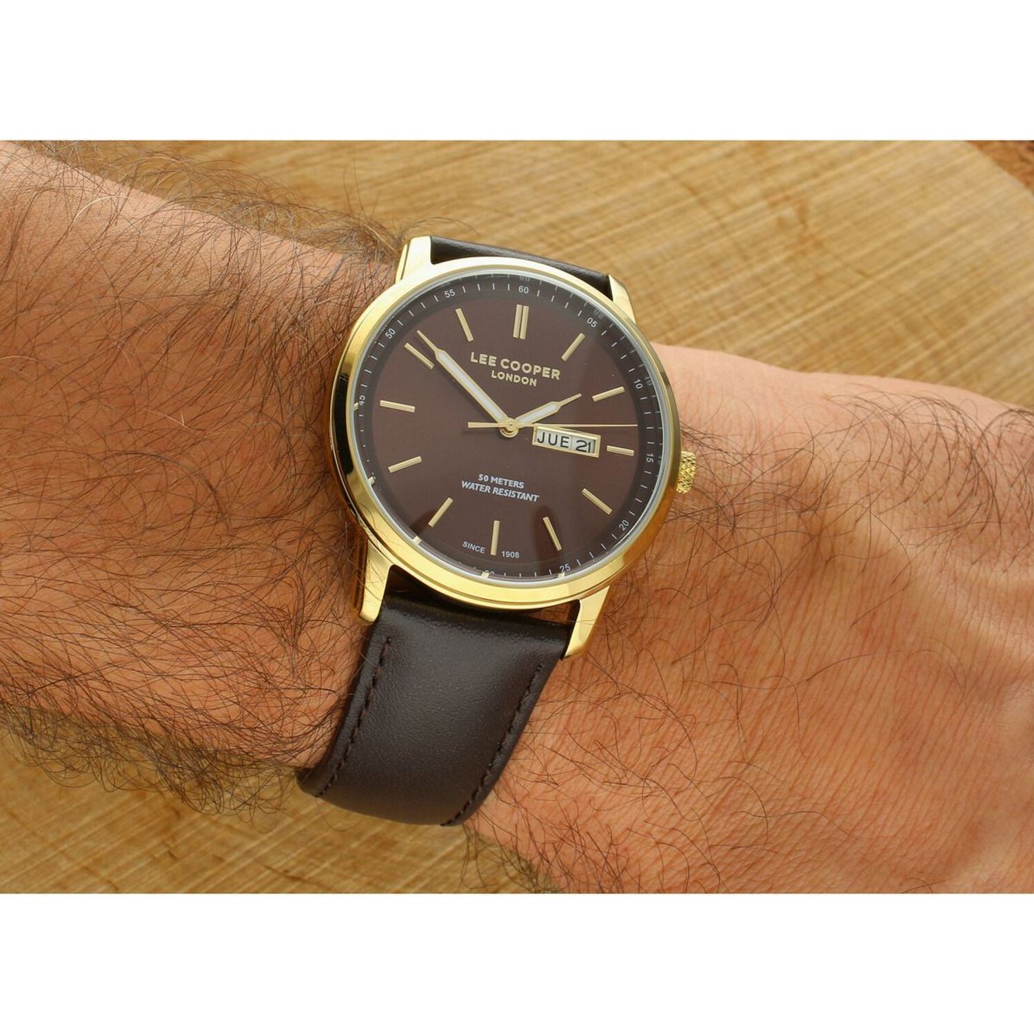 Zegarek męski Lee Cooper LC08235.142 z brązowym paskiem ze skóry naturalnej i złotą kopertą. Stylowy, elegancki i trwały zegarek idealny na co dzień i wyjątkowe okazje.1.webp