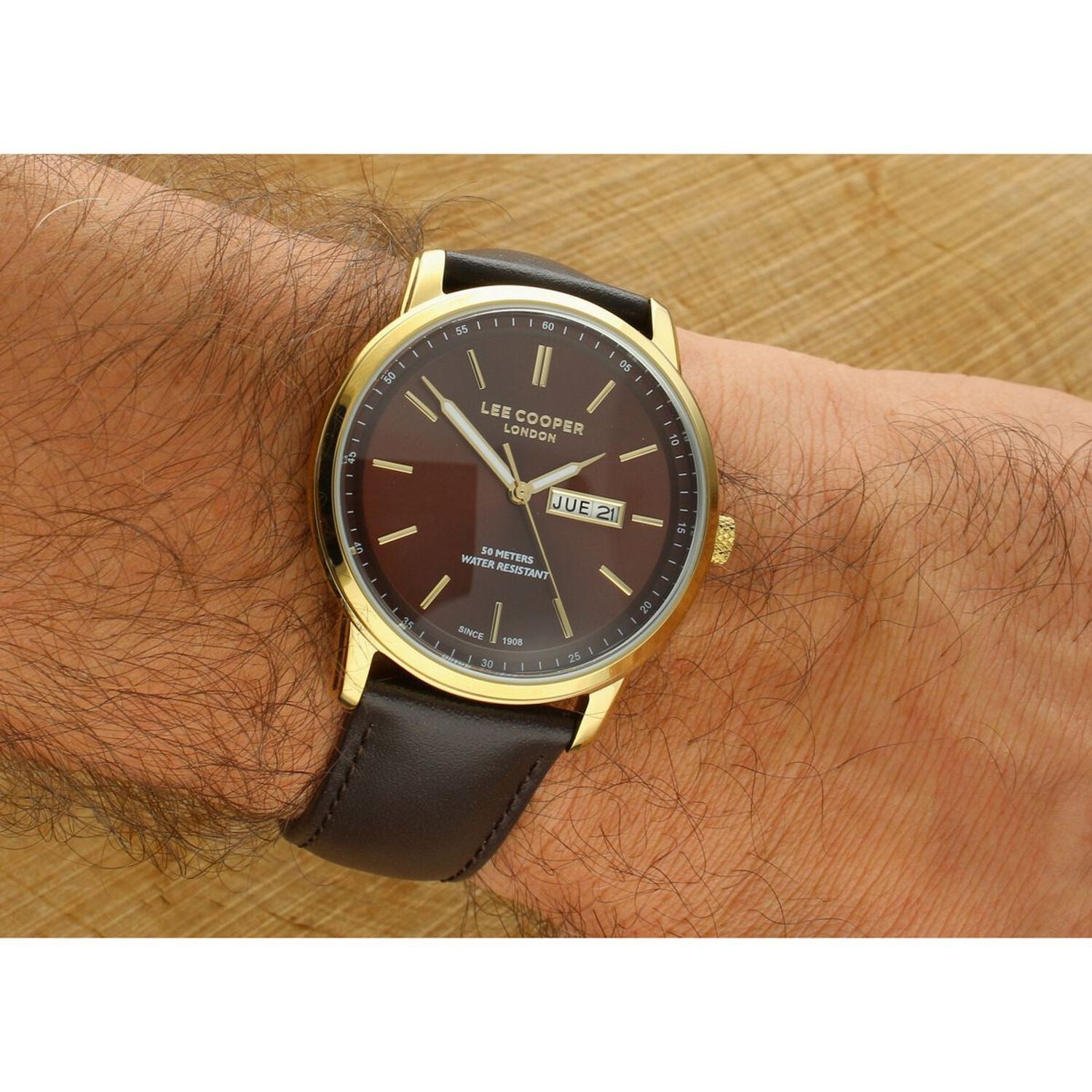 Zegarek męski Lee Cooper LC08235.142 z brązowym paskiem ze skóry naturalnej i złotą kopertą. Stylowy, elegancki i trwały zegarek idealny na co dzień i wyjątkowe okazje.1.webp