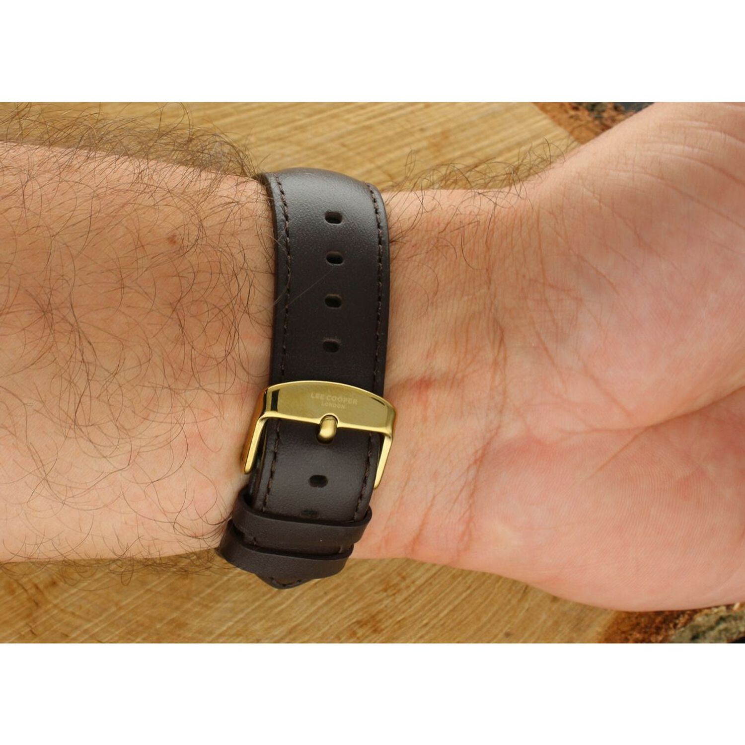 Zegarek męski Lee Cooper LC08235.142 z brązowym paskiem ze skóry naturalnej i złotą kopertą. Stylowy, elegancki i trwały zegarek idealny na co dzień i wyjątkowe okazje.1.webp