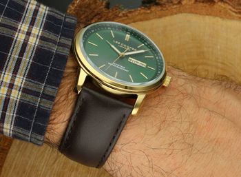 Zegarek męski Lee Cooper LC08235.172 z linii Fashion Summer 25 – elegancki model ze złotą kopertą, brązowym paskiem i zieloną tarczą. Idealny na lato, casual i eleganckie stylizacje.3.jpg