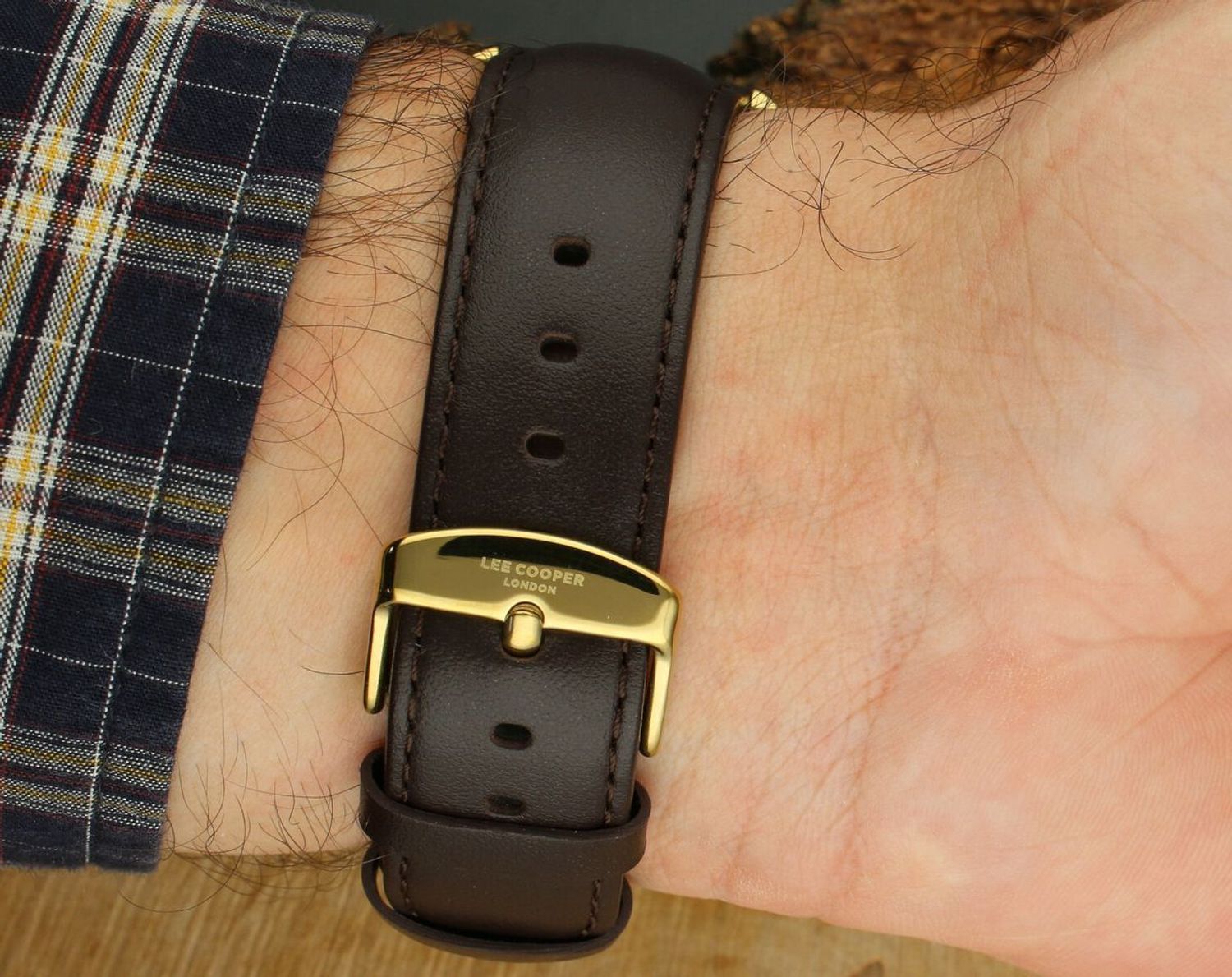 Zegarek męski Lee Cooper LC08235.172 z linii Fashion Summer 25 – elegancki model ze złotą kopertą, brązowym paskiem i zieloną tarczą. Idealny na lato, casual i eleganckie stylizacje.1.jpg