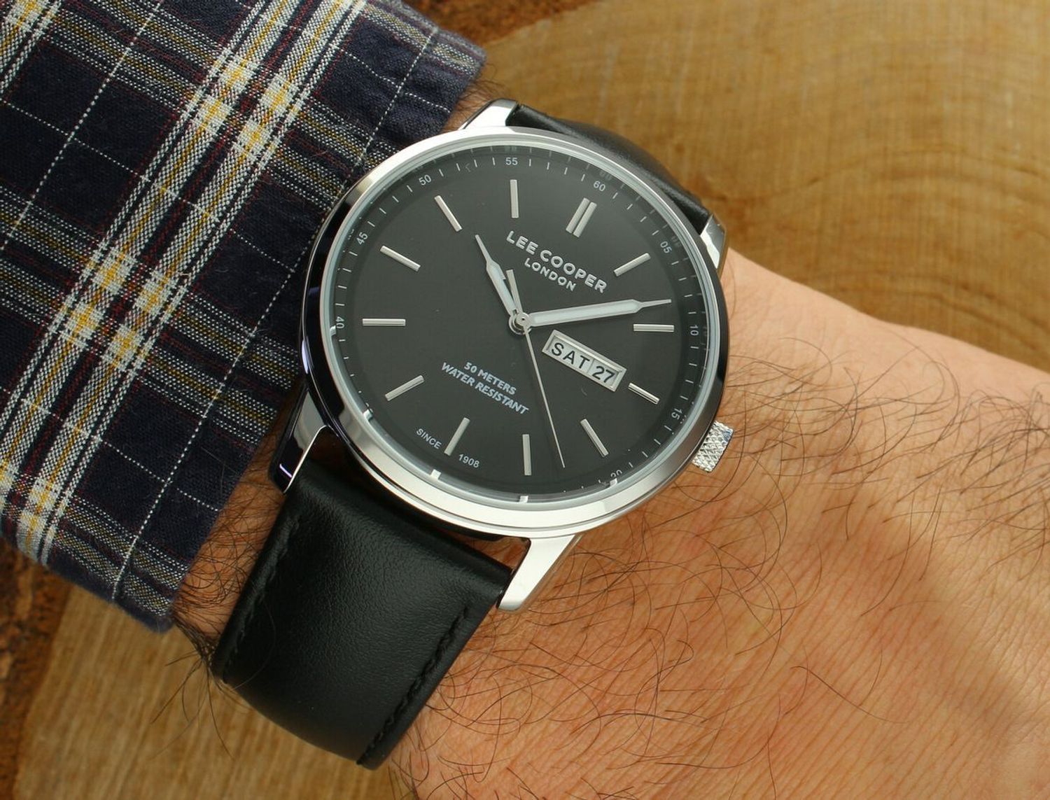 Zegarek męski Lee Cooper LC08235.351 z linii Fashion Summer 25 – elegancki model ze skórzanym paskiem, stalową kopertą i czarną tarczą. Idealny na co dzień i na letnie okazje.1.jpg