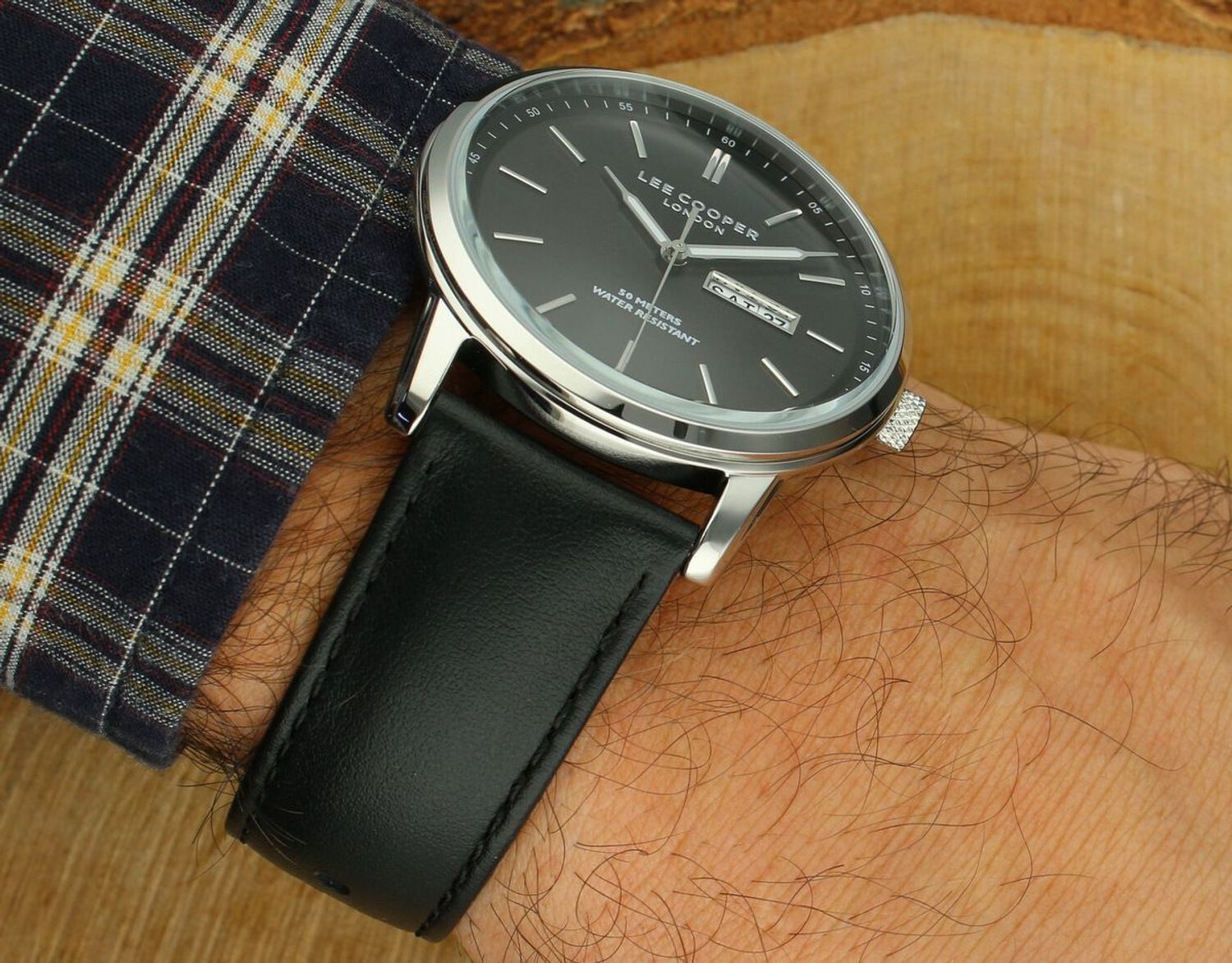 Zegarek męski Lee Cooper LC08235.351 z linii Fashion Summer 25 – elegancki model ze skórzanym paskiem, stalową kopertą i czarną tarczą. Idealny na co dzień i na letnie okazje.1.jpg