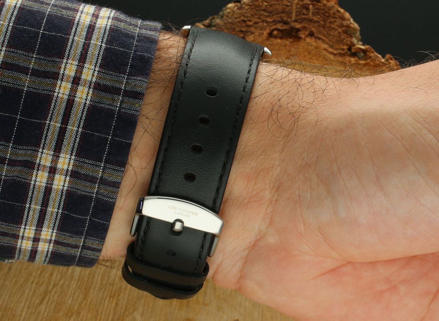 Zegarek męski Lee Cooper LC08235.351 z linii Fashion Summer 25 – elegancki model ze skórzanym paskiem, stalową kopertą i czarną tarczą. Idealny na co dzień i na letnie okazje.1.jpg