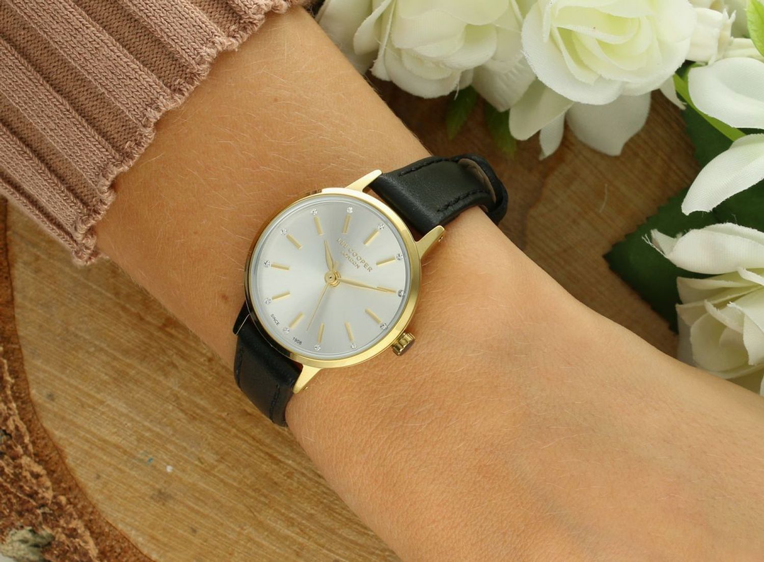 Zegarek damski Lee Cooper LC08242.131 z kolekcji Summer 25. Złota stalowa koperta, czarny skórzany pasek i srebrna tarcza. Elegancki i ponadczasowy dodatek na każdą okazję.1.jpg