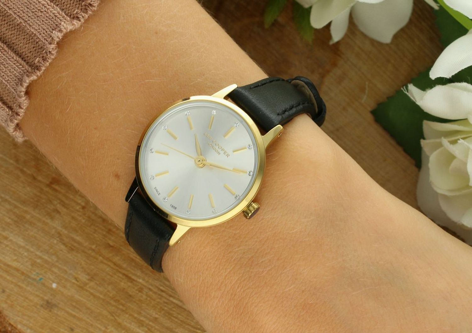 Zegarek damski Lee Cooper LC08242.131 z kolekcji Summer 25. Złota stalowa koperta, czarny skórzany pasek i srebrna tarcza. Elegancki i ponadczasowy dodatek na każdą okazję.1.jpg