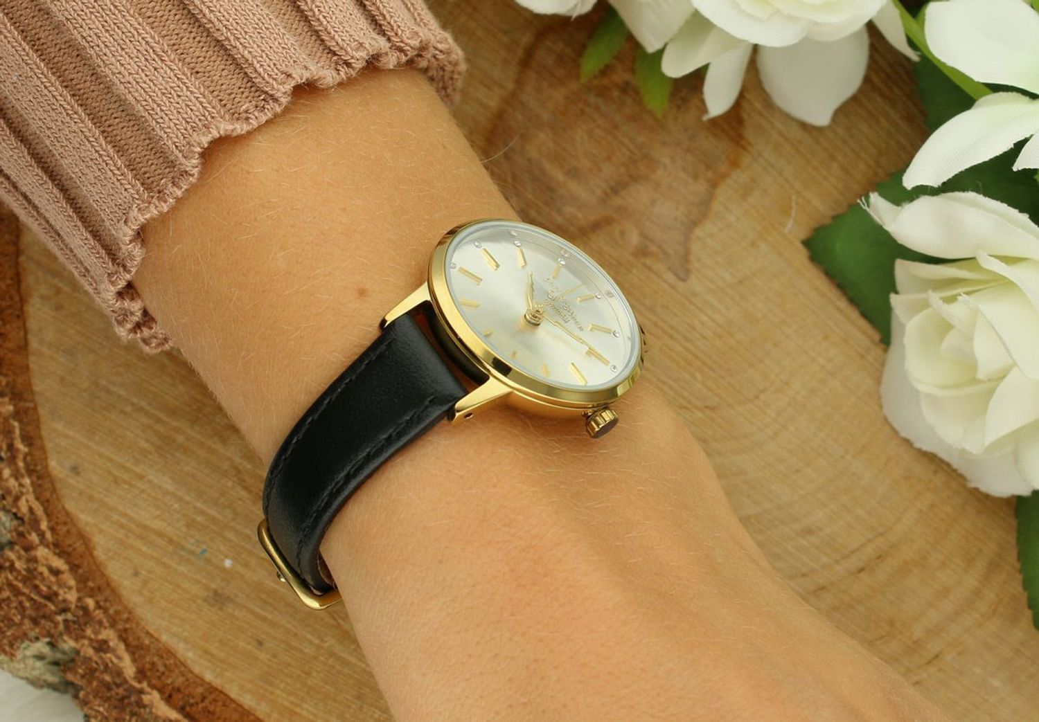 Zegarek damski Lee Cooper LC08242.131 z kolekcji Summer 25. Złota stalowa koperta, czarny skórzany pasek i srebrna tarcza. Elegancki i ponadczasowy dodatek na każdą okazję.1.jpg