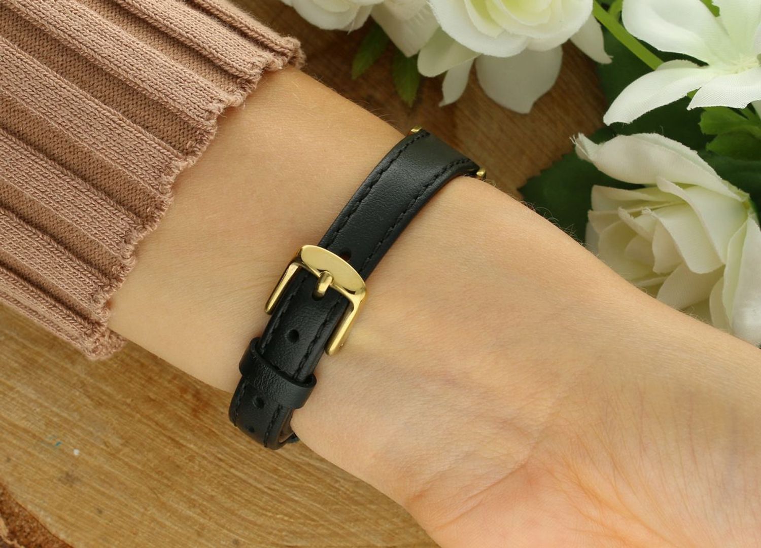 Zegarek damski Lee Cooper LC08242.131 z kolekcji Summer 25. Złota stalowa koperta, czarny skórzany pasek i srebrna tarcza. Elegancki i ponadczasowy dodatek na każdą okazję.1.jpg