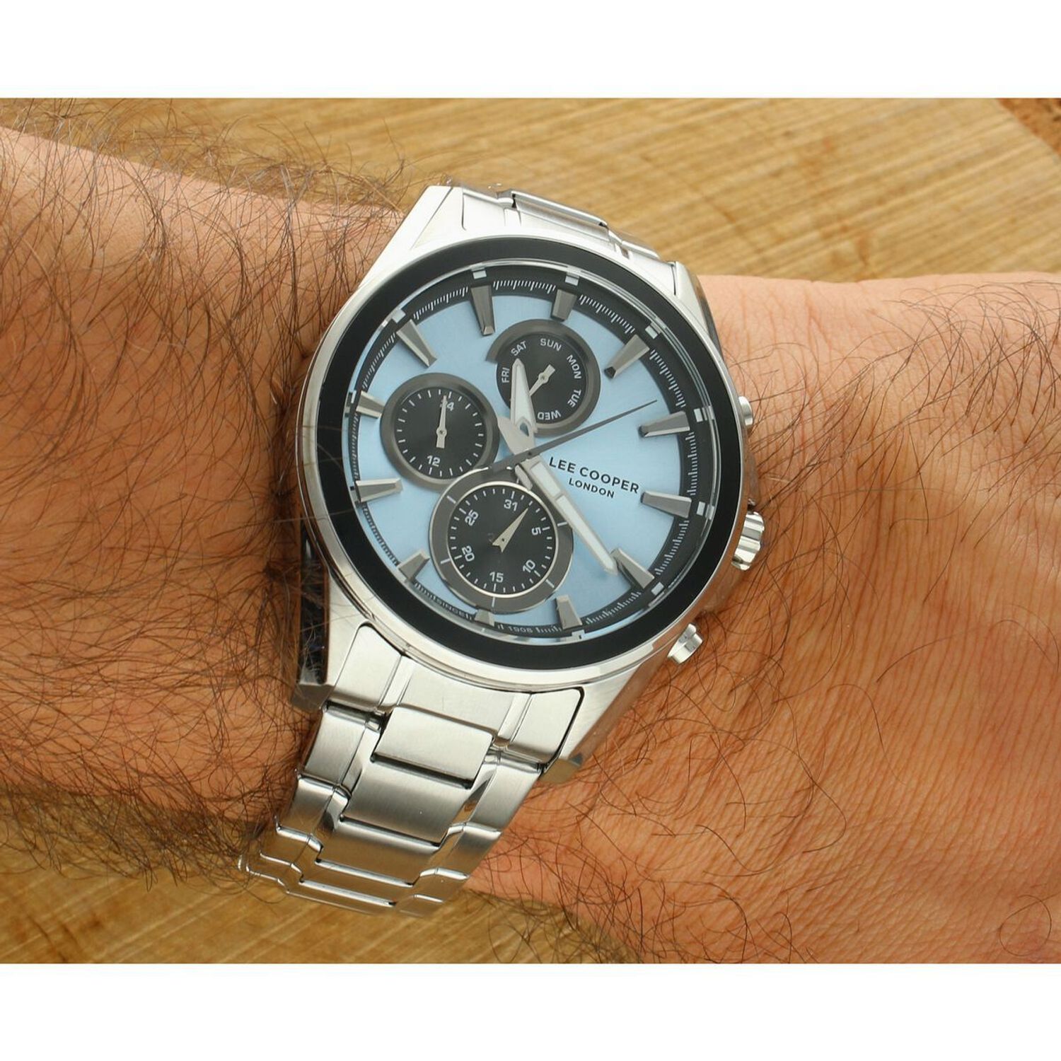 Zegarek męski Lee Cooper LC08249.300, stalowa koperta i bransoleta, niebieska tarcza, analogowy, datownik, wodoszczelność WR 50. Stylowy i trwały dodatek1.webp