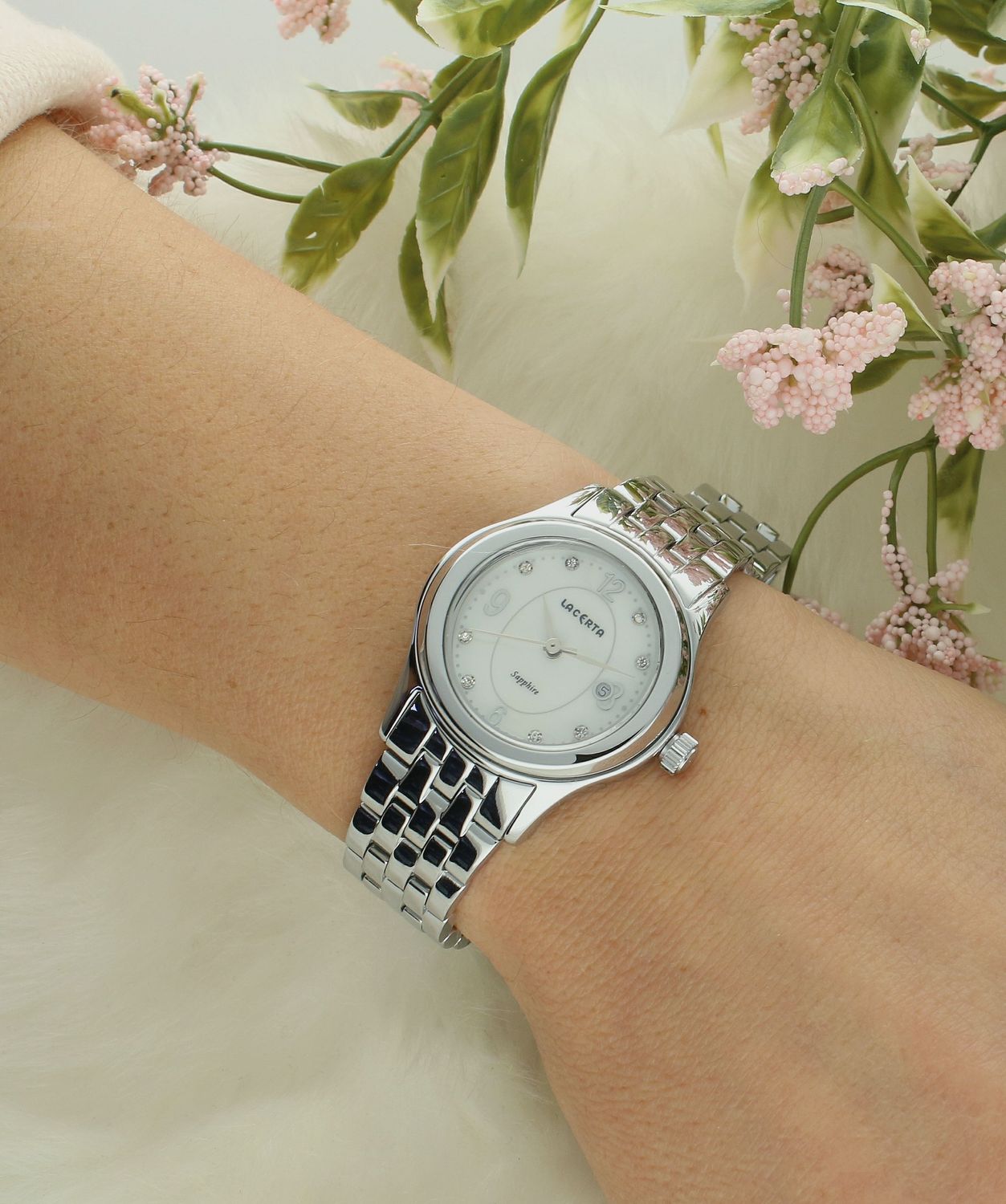 Zegarek damski Lacerta LUXURY LC401 JVD. Elegancki zegarek damski wyposażony jest w kwarcowy mechanizm zasilany za pomocą baterii. Zegarek składa się z pięknej stalowej koperty oraz bransolety. Tarcza zegarka utrzymana jest.jpg