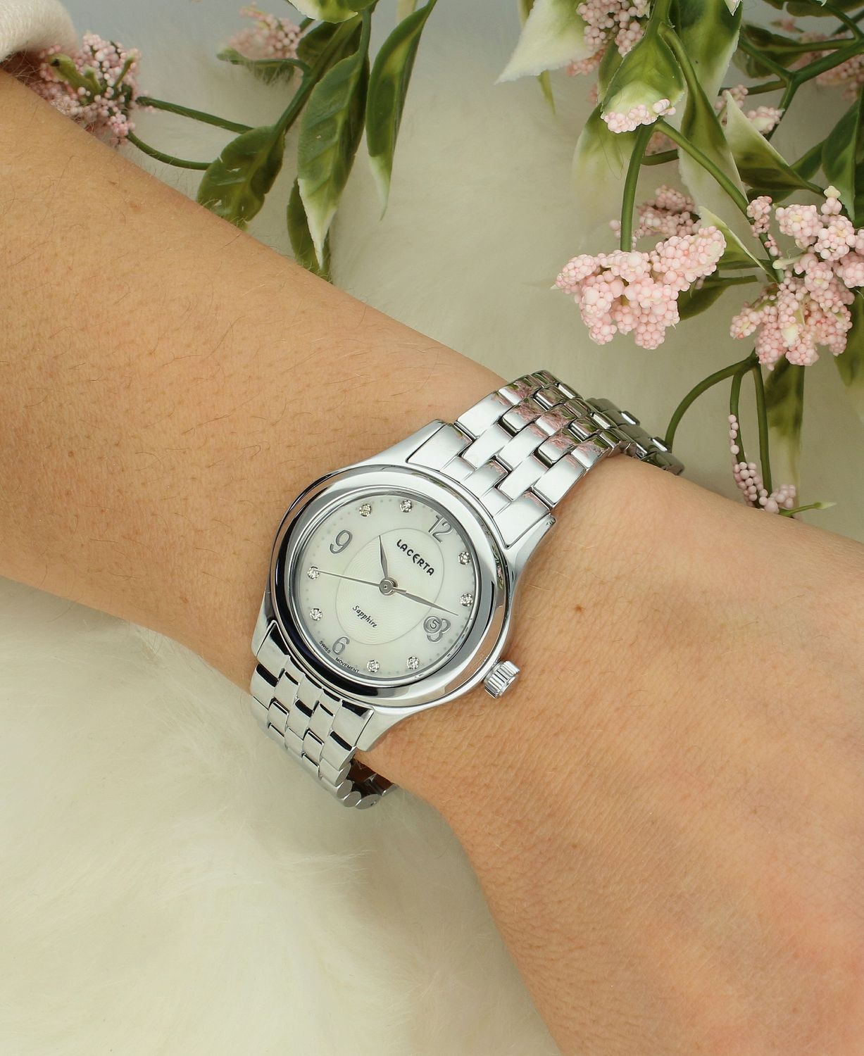 Zegarek damski Lacerta LUXURY LC401 JVD. Elegancki zegarek damski wyposażony jest w kwarcowy mechanizm zasilany za pomocą baterii. Zegarek składa się z pięknej stalowej koperty oraz bransolety. Tarcza zegarka utrzymana jest.jpg