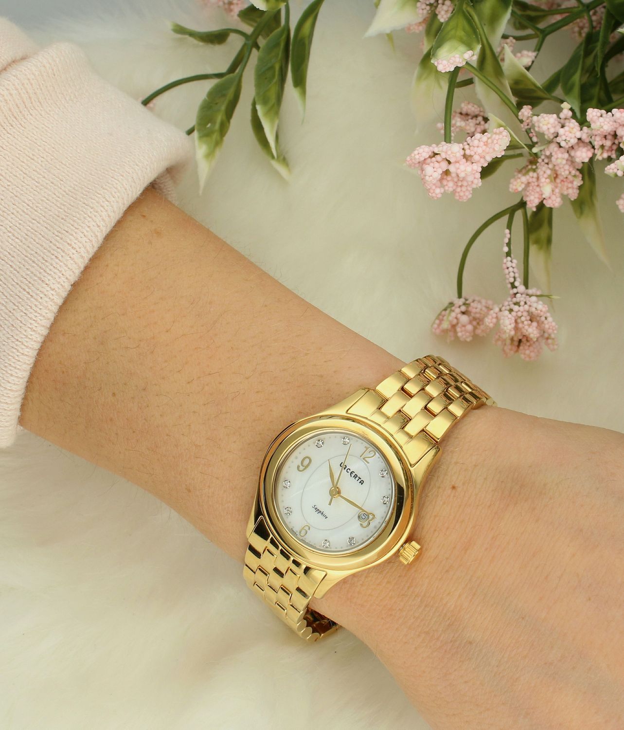 Zegarek damski Lacerta LUXURY LC404 JVD. Elegancki zegarek damski wyposażony jest w kwarcowy mechanizm zasilany za pomocą baterii. Zegarek składa się z pięknej złotej stalowej koperty oraz bransolety. Tarcza zegarka utrzyman.jpg