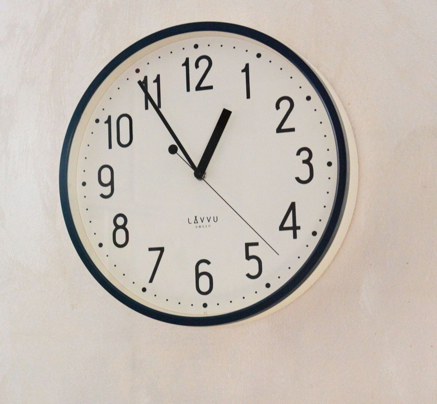 Zegar ścienny LAVVU granatowy z płynącym sekundnikiem 30 cm LCS3002. Granatowy zegar PASTELS SWEEP . Zegar z płynącym sekundnikiem.  Zegarek ścienny z cichym mechanizmem. Ścienny zegar do pokoju. Zegar ścienny LAVVU na prezent.1.jpg