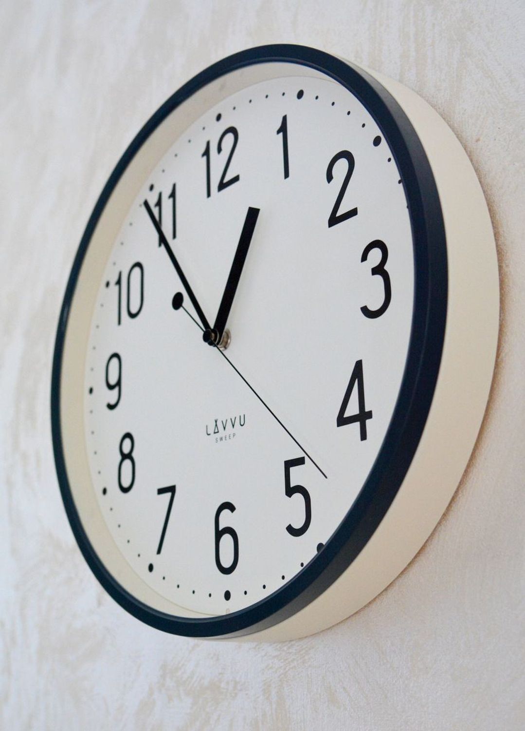 Zegar ścienny LAVVU granatowy z płynącym sekundnikiem 30 cm LCS3002. Granatowy zegar PASTELS SWEEP . Zegar z płynącym sekundnikiem.  Zegarek ścienny z cichym mechanizmem. Ścienny zegar do pokoju. Zegar ścienny LAVVU na prezent.1.jpg